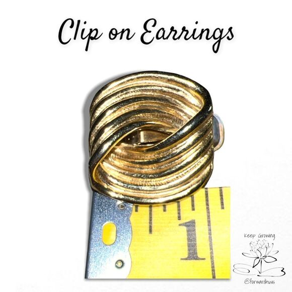 Vintage Unmarked Clip-On Earrings - Elegant & Timeless - Picture 6 of 7